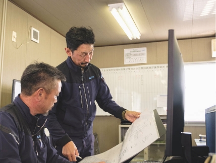 社内で打ち合わせの様子